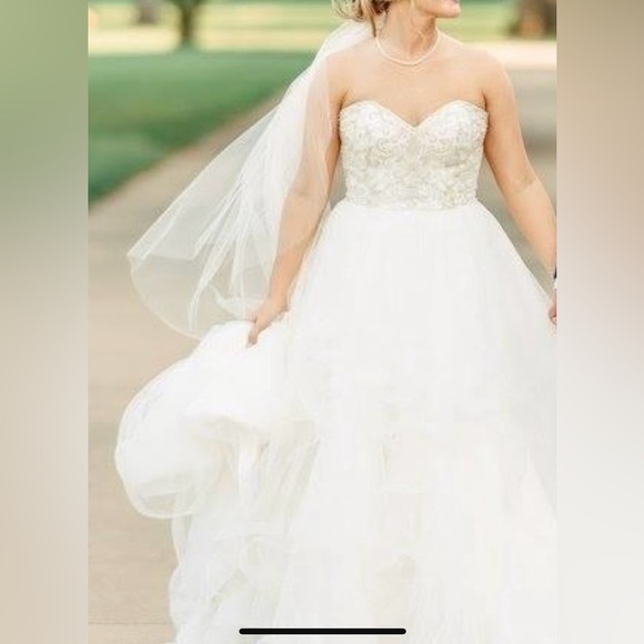 The Dress + Veil
Princess ball gown wedding dress with sweetheart bodice. - Picture 17 of 17